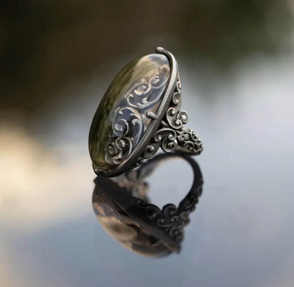 Géodésique/ジィオデシック- 透かし彫りが生み出す、立体的な美しさ